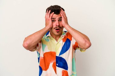 Beyaz arka planda izole genç beyaz adam şok, o önemli bir toplantı hatırladı.