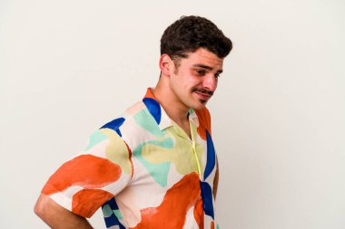 Beyaz arka planda izole edilmiş genç beyaz adam hedeflere ve amaçlara ulaşmayı hayal ediyor.