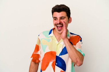 Beyaz arka planda izole edilmiş beyaz bir adam heyecanlı bir şekilde bağırıyor..