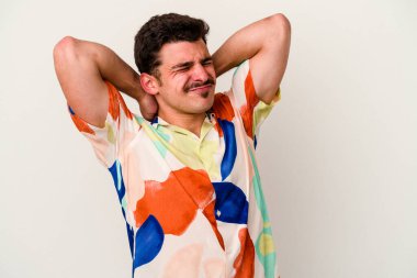 Beyaz arka planda izole edilmiş genç beyaz bir adam sabit yaşam tarzından dolayı boyun ağrısı çekiyor..