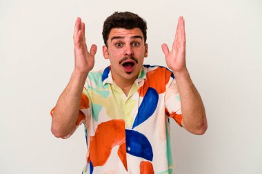 Beyaz arka planda izole edilmiş genç beyaz adam şaşırdı ve şok oldu..