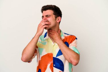 Beyaz arka planda izole edilmiş genç beyaz bir adam virüs veya enfeksiyon yüzünden boğazında ağrı hissediyor..