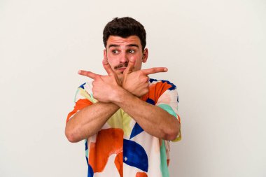 Beyaz arka plan noktalarında izole genç beyaz adam, iki seçenek arasında seçim yapmaya çalışıyor.