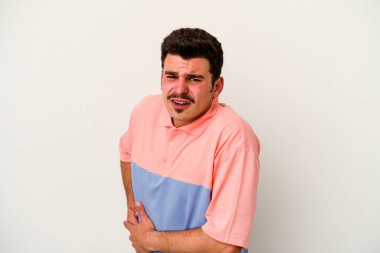 Beyaz arka planda karaciğer ağrısı çeken, karnı ağrıyan genç beyaz bir adam..