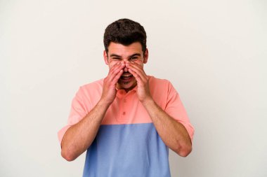 Beyaz arka planda izole edilmiş genç beyaz bir adam bir dedikodu söylüyor, bir haber sunuyor..