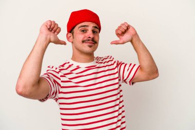 Beyaz arka planda izole edilmiş genç beyaz adam gururlu ve kendinden emin hissediyor, örnek olarak..