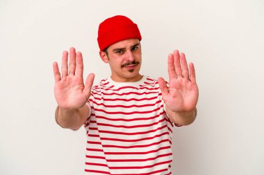 Beyaz arka planda izole edilmiş genç beyaz bir adam elini uzatmış, dur işareti göstererek seni engelliyor..