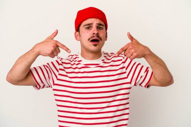 Beyaz arka planda izole edilmiş genç beyaz bir adam parmakları aşağıda, olumlu bir his var..