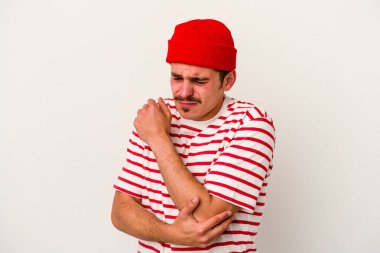 Beyaz arka planda soyutlanmış genç beyaz bir adam kafası karışmış, şüpheli ve güvensiz hissediyor..