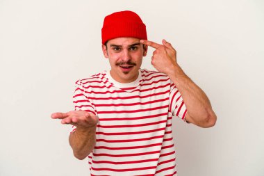 Beyaz arka planda izole edilmiş genç beyaz bir adam işaret parmağıyla hayal kırıklığı jesti gösteriyor..