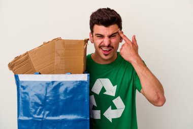 Beyaz arka planda izole edilmiş karton geri dönüşümü yapan beyaz bir adam.
