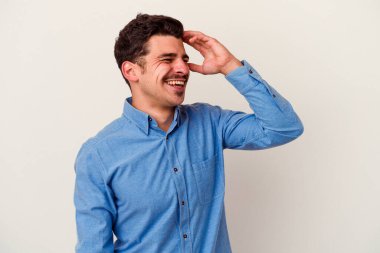 Beyaz arka planda izole edilmiş beyaz bir adam neşeli bir şekilde gülüyor. Mutluluk kavramı.