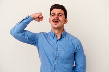 Beyaz arka planda izole edilmiş genç beyaz adam tasasız ve heyecanlı bir şekilde tezahürat yapıyor. Zafer konsepti.