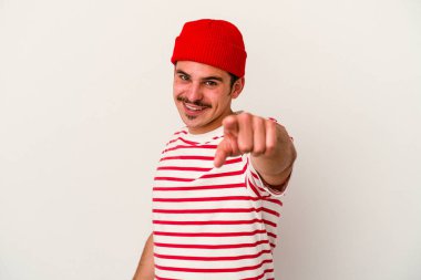 Beyaz arka planda soyutlanmış beyaz tenli genç adam öne bakan neşeli gülümsemeler..