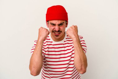 Beyaz arka planda izole edilmiş genç beyaz adam gergin elleriyle çığlık atıyor..