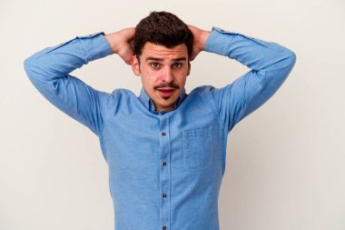 Beyaz arka planda izole olmuş genç beyaz bir adam çığlık atıyor, çok heyecanlı, tutkulu, bir şeyden memnun..