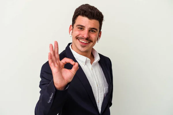 Νεαρός Επιχειρηματίας Καυκάσιος Άνδρας Που Φοράει Ασύρματα Ακουστικά Απομονωμένος Λευκό — Φωτογραφία Αρχείου