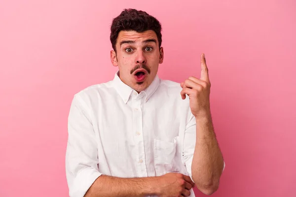 Jovem Caucasiano Isolado Fundo Rosa Tendo Alguma Grande Ideia Conceito — Fotografia de Stock