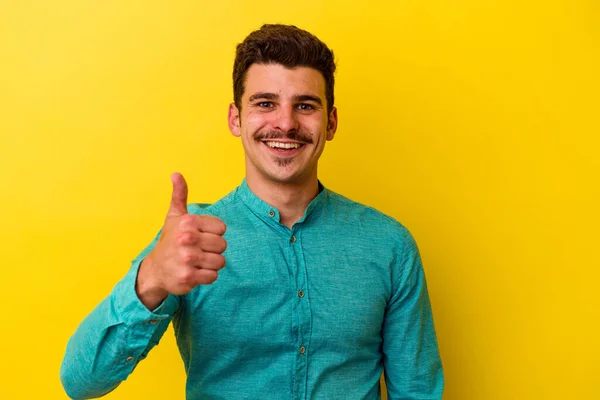 Junger Kaukasischer Mann Auf Gelbem Hintergrund Isoliert Lächelt Und Hebt — Stockfoto