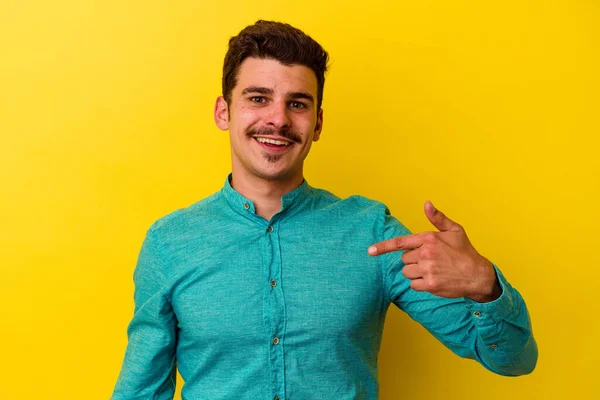 Jovem Caucasiano Isolado Fundo Amarelo Pessoa Apontando Mão Para Espaço — Fotografia de Stock