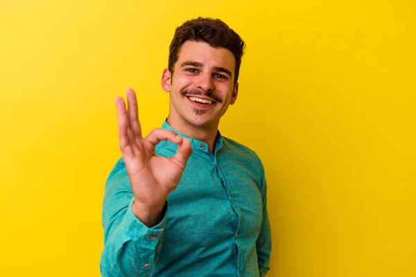 Jovem Caucasiano Homem Isolado Fundo Amarelo Alegre Confiante Mostrando Gesto — Fotografia de Stock