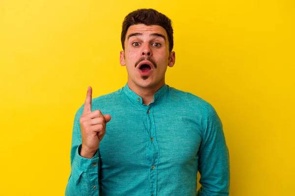 Young Caucasian Man Isolated Yellow Background Having Some Great Idea — Stock Photo, Image