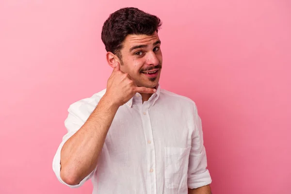 Joven Hombre Caucásico Aislado Sobre Fondo Rosa Mostrando Gesto Llamada —  Fotos de Stock