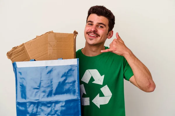 Junger Kaukasischer Mann Recycelt Pappe Isoliert Auf Weißem Hintergrund — Stockfoto