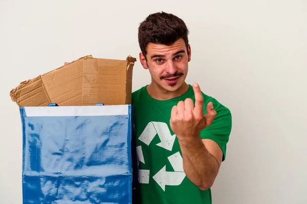 Junger Kaukasischer Mann Recycelt Pappe Isoliert Auf Weißem Hintergrund — Stockfoto