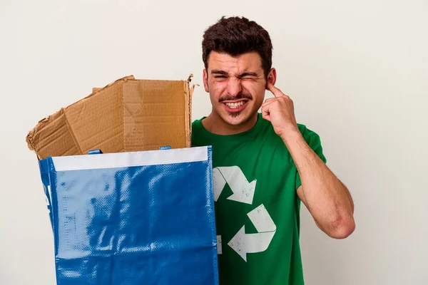 Junger Kaukasischer Mann Recycelt Pappe Isoliert Auf Weißem Hintergrund — Stockfoto