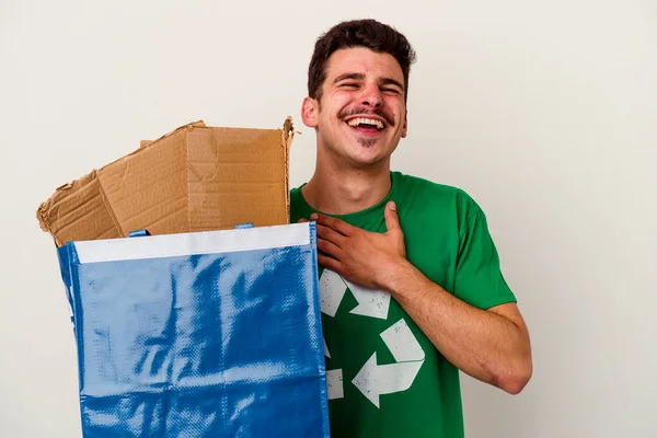 Junger Kaukasischer Mann Recycelt Pappe Isoliert Auf Weißem Hintergrund — Stockfoto