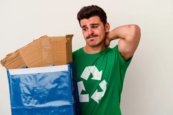 Junger Kaukasischer Mann Recycelt Pappe Isoliert Auf Weißem Hintergrund — Stockfoto