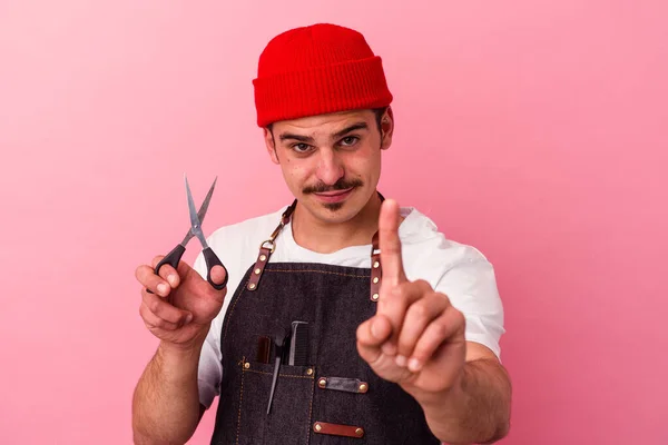 Mladý Kavkazský Holič Muž Drží Nůžky Izolované Růžovém Pozadí Ukazující — Stock fotografie