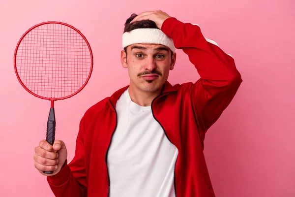 Mladá Běloška Hraje Badminton Izolované Růžovém Pozadí Šokován Ona Vzpomněla — Stock fotografie