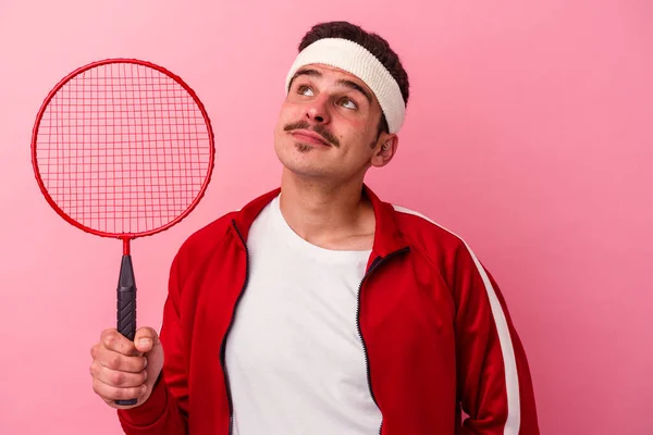 Jeune Homme Caucasien Jouant Badminton Isolé Sur Fond Rose Rêvant — Photo