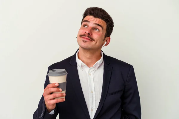 Mladý Podnikatel Běloch Nosí Bezdrátové Sluchátka Držení Cestu Kávu Izolované — Stock fotografie
