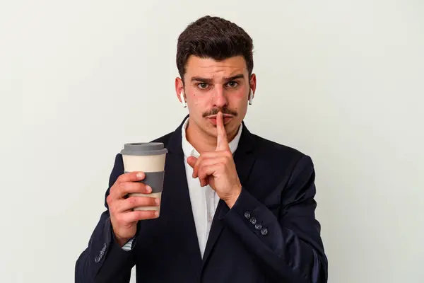 Mladý Podnikatel Běloch Nosí Bezdrátové Sluchátka Držení Cesty Kávu Izolované — Stock fotografie