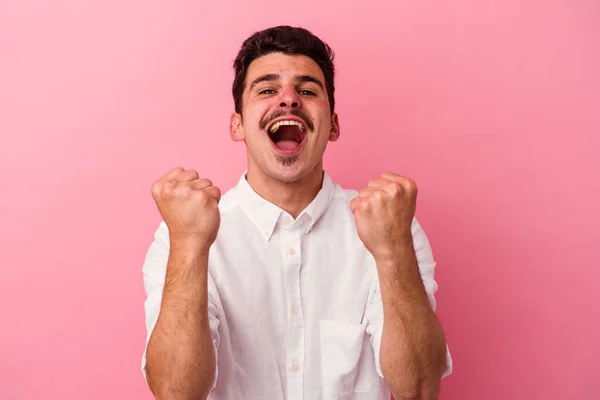 Young Caucasian Man Isolated Pink Background Cheering Carefree Excited Victory — Stock Photo, Image