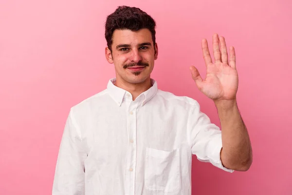 Joven Hombre Caucásico Aislado Sobre Fondo Rosa Sonriente Alegre Mostrando —  Fotos de Stock