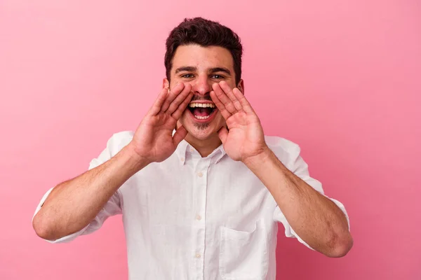 Jonge Kaukasische Man Geïsoleerd Roze Achtergrond Schreeuwen Opgewonden Naar Voren — Stockfoto