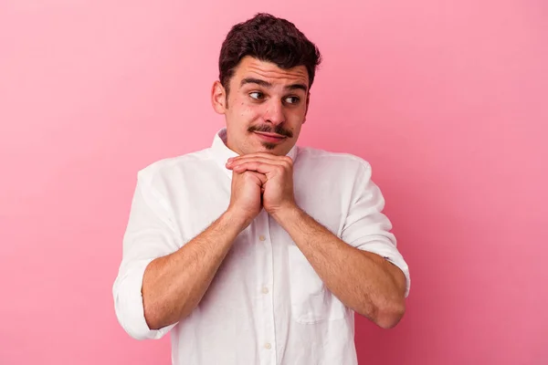 Young Caucasian Man Isolated Pink Background Keeps Hands Chin Looking — Stock Photo, Image