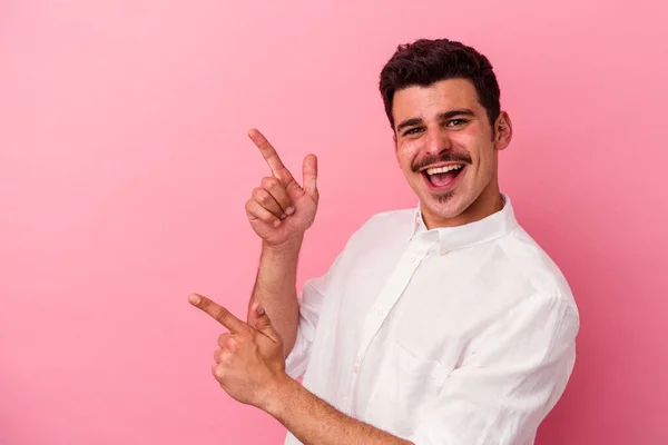 Homem Caucasiano Jovem Isolado Fundo Rosa Apontando Com Dedos Indicador — Fotografia de Stock