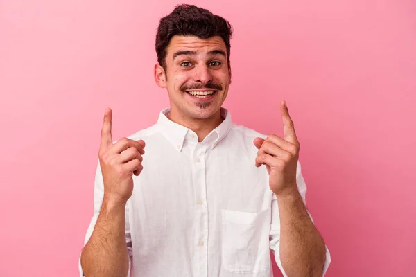 Νεαρός Καυκάσιος Άνδρας Απομονωμένος Ροζ Φόντο Δείχνει Δύο Μπροστινά Δάχτυλα — Φωτογραφία Αρχείου