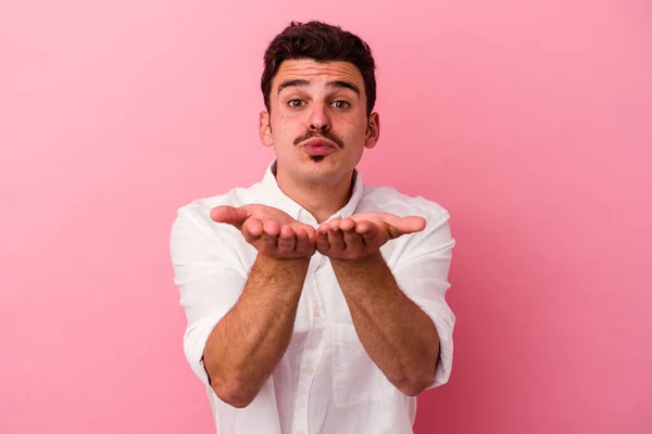 Joven Caucásico Hombre Aislado Rosa Fondo Plegable Labios Celebración Palmas —  Fotos de Stock