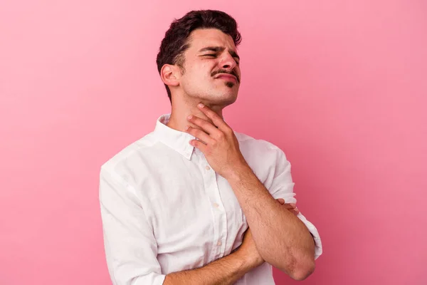 Jeune Homme Caucasien Isolé Sur Fond Rose Souffre Douleur Gorge — Photo