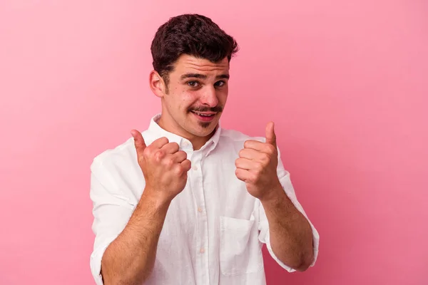 Young Caucasian Man Isolated Pink Background Raising Both Thumbs Smiling — Stock Photo, Image