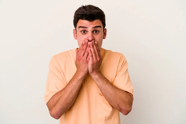 Jeune Homme Caucasien Isolé Sur Fond Blanc Choqué Couvrant Bouche — Photo