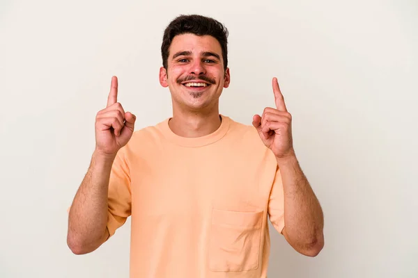 Homem Caucasiano Jovem Isolado Fundo Branco Indica Com Ambos Dedos — Fotografia de Stock