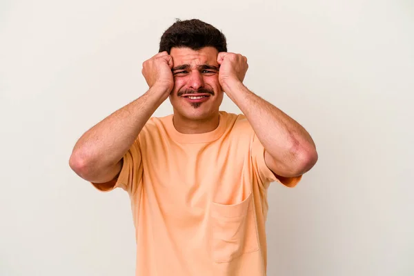 Joven Hombre Caucásico Aislado Sobre Fondo Blanco Llorando Infeliz Con — Foto de Stock