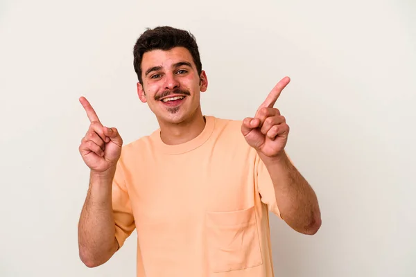 Joven Hombre Caucásico Aislado Sobre Fondo Blanco Señalando Diferentes Espacios —  Fotos de Stock